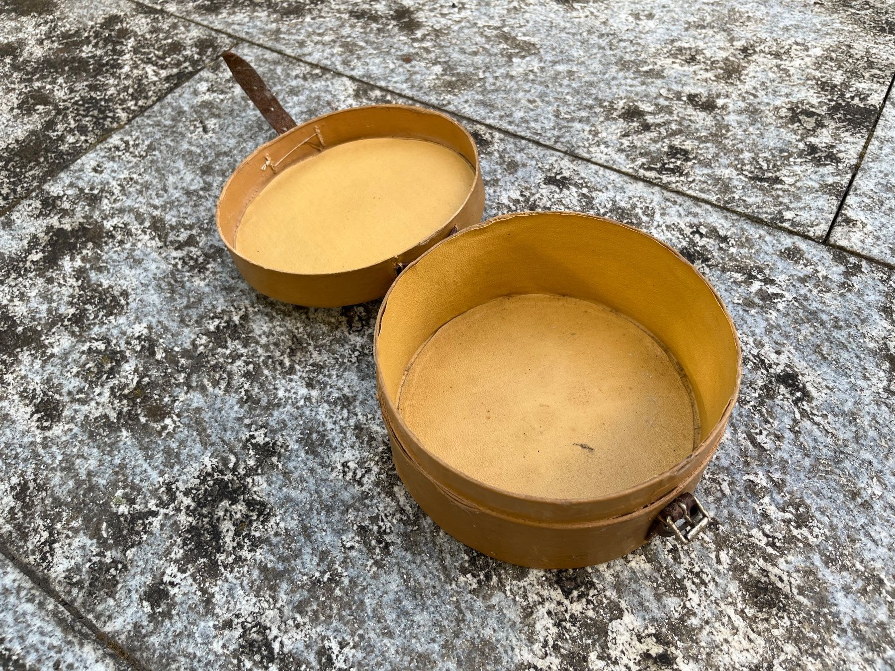 Valigie: Belle Epoque Schachtel Box Kragen – Usato da Bottmingen venduto da Puffsack 1