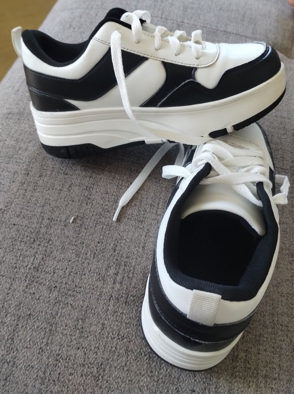 Scarpe per ragazzi: chaussures roulettes intégrées enfant 35 – Nuovo (secondo la descrizione) da Lausanne venduto da Martinucci 1