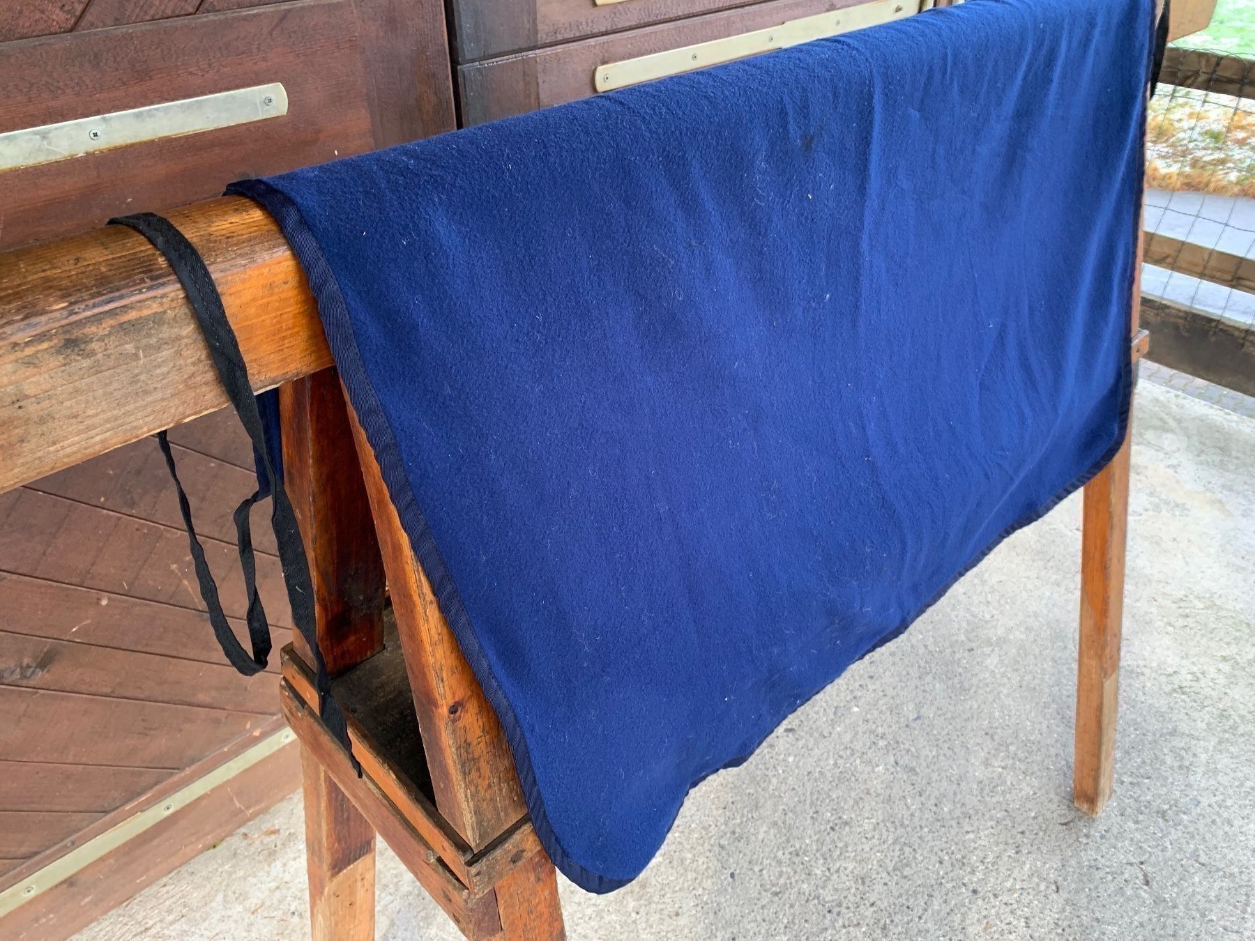 Carrozze: schöne dunkelblaue Bockdecke – Usato da Feldbach venduto da Olive1 2