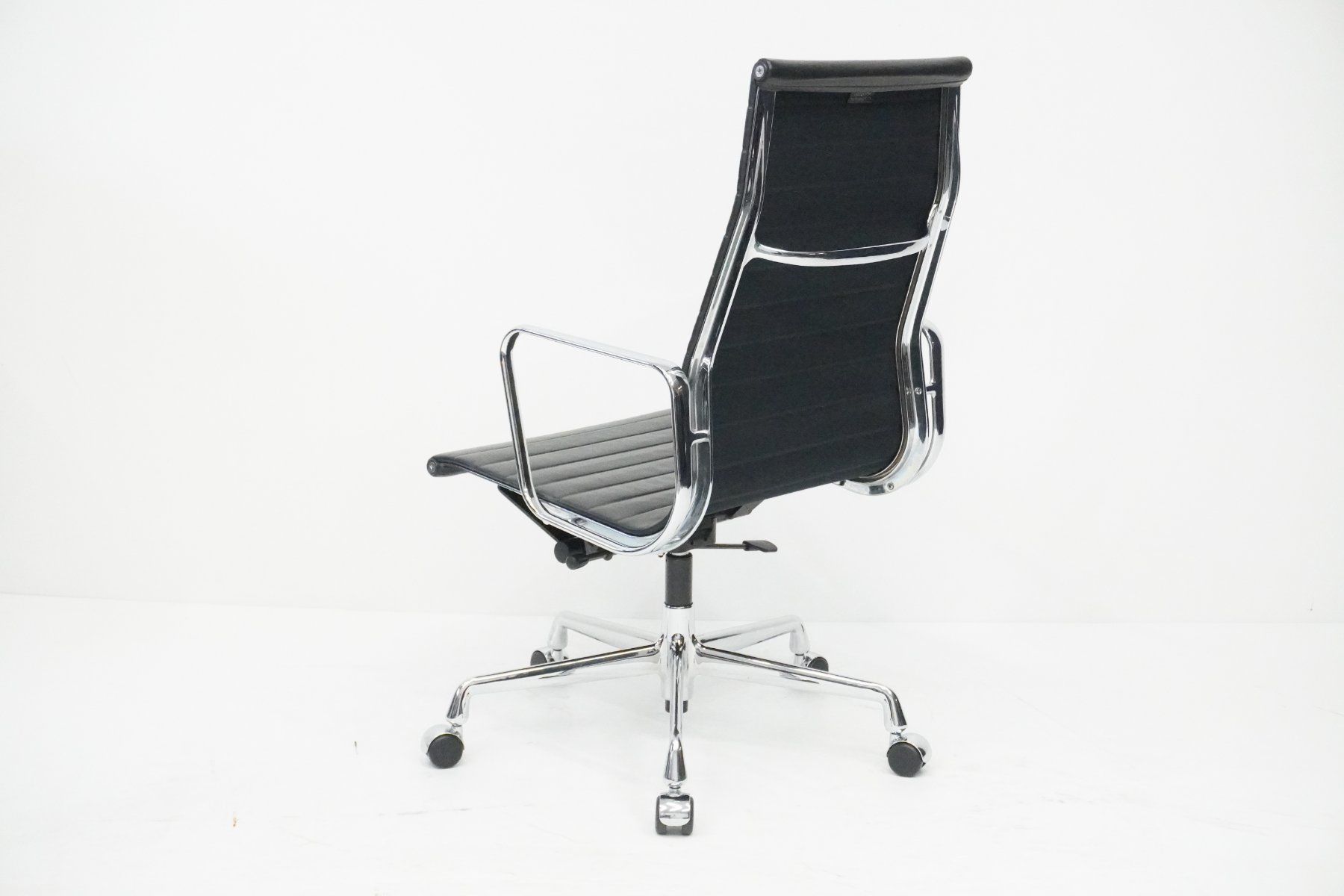 Vitra Sedie: Vitra Eames Alu Chair EA119 Leder Designklassiker – Usato da Bad Zurzach venduto da QLASSIQ 4