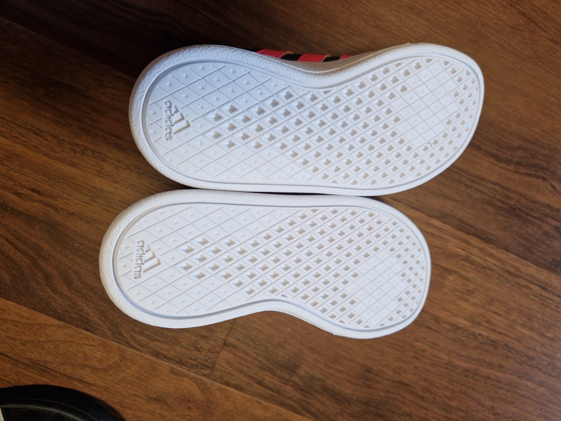 Adidas Scarpe per ragazzi: Kinder Sneaker neu Adidas schwarz Grösse 29 – Nuovo (secondo la descrizione) da Lenk im Simmental venduto da mir_8kty 1