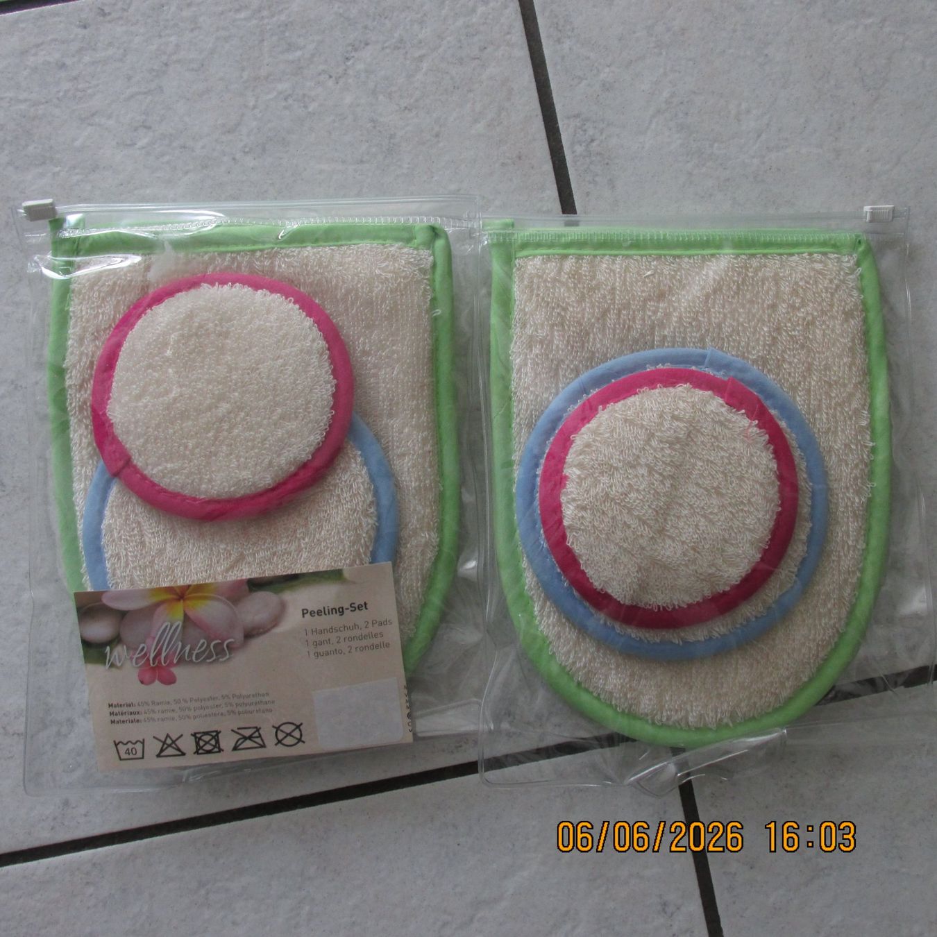 Altro per la cura del corpo: Wellness Peeling-Set Handschuh & 2 Pads neu – Nuovo e nell'imballaggio originale da Galgenen venduto da Forflowers