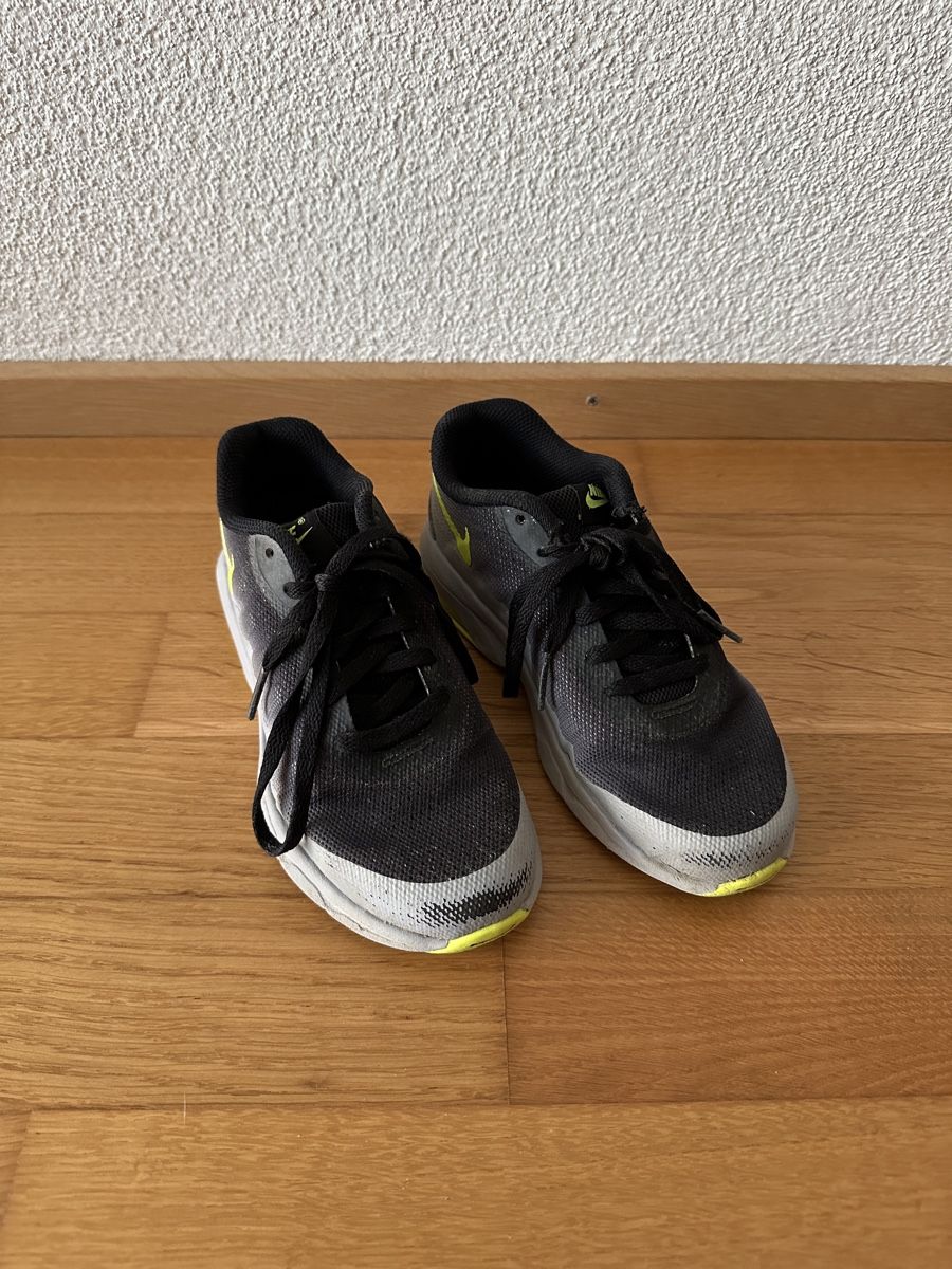 Nike Schuhe für Jungen: Nike Schuhe Grösse 32 gebraucht – Gebraucht aus Richterswil von Cuoresportivo81