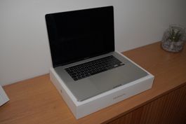 MacBook Pro 16” (2019)– Intel i7 6-Core, 16 GB RAM – OVP