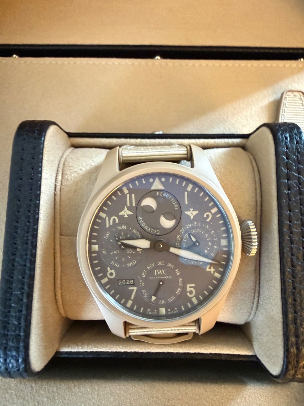 IWC Montres: IWC Big Pilot Perpetual Calendar Mojave Desert – Neuf (Voir description) à Schlieren par Limmat17