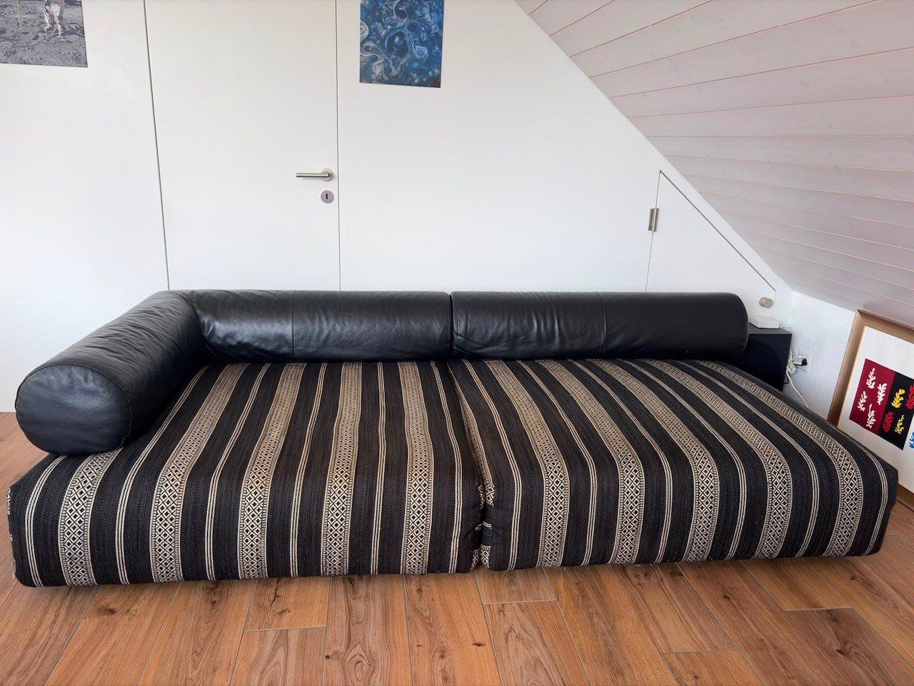 Micasa Sofas: Sofa Leder schwarz mit Stoffmuster Liegefläche – Gebraucht aus Hagendorn von RolandM