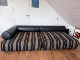 Design Sofa, Leder schwarz, mit Stoffmuster auf Sitzfläche