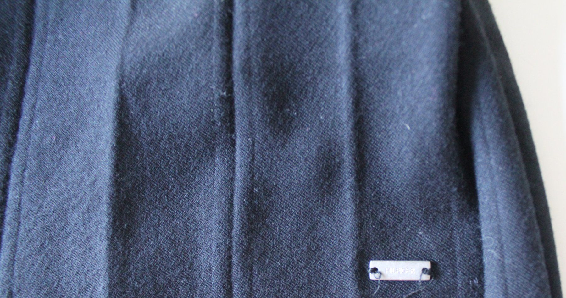 Tommy Hilfiger Kleider: Robe noir plissée Tommy Hilfiger t. M – Gebraucht aus Peseux von Gilloss 4