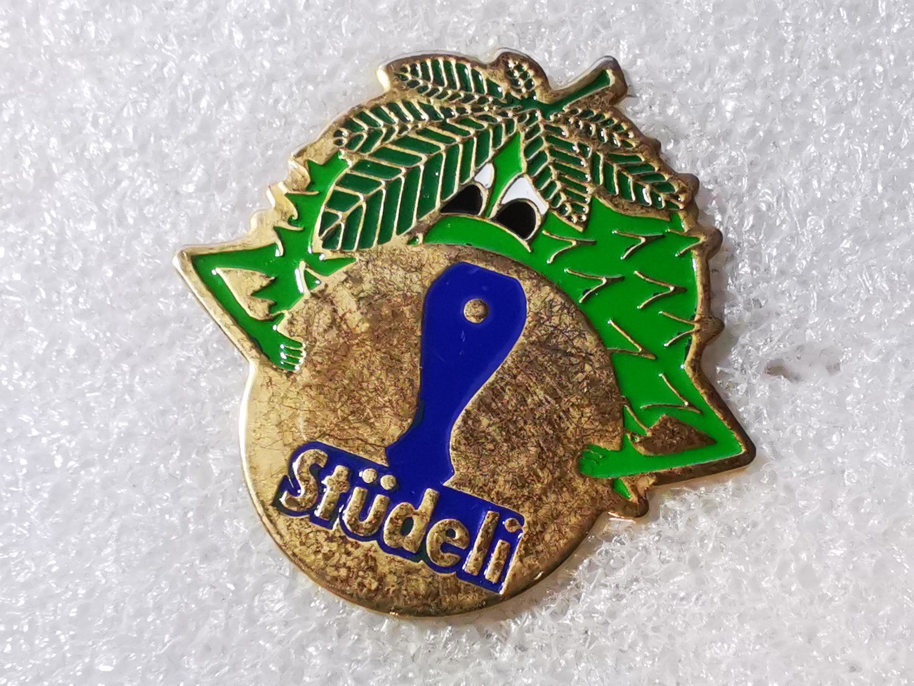 Placchette & Badge: Ansteckpin 124: Heso x Stüdeli – Usato da Oppligen venduto da Pin-Fall-Shop