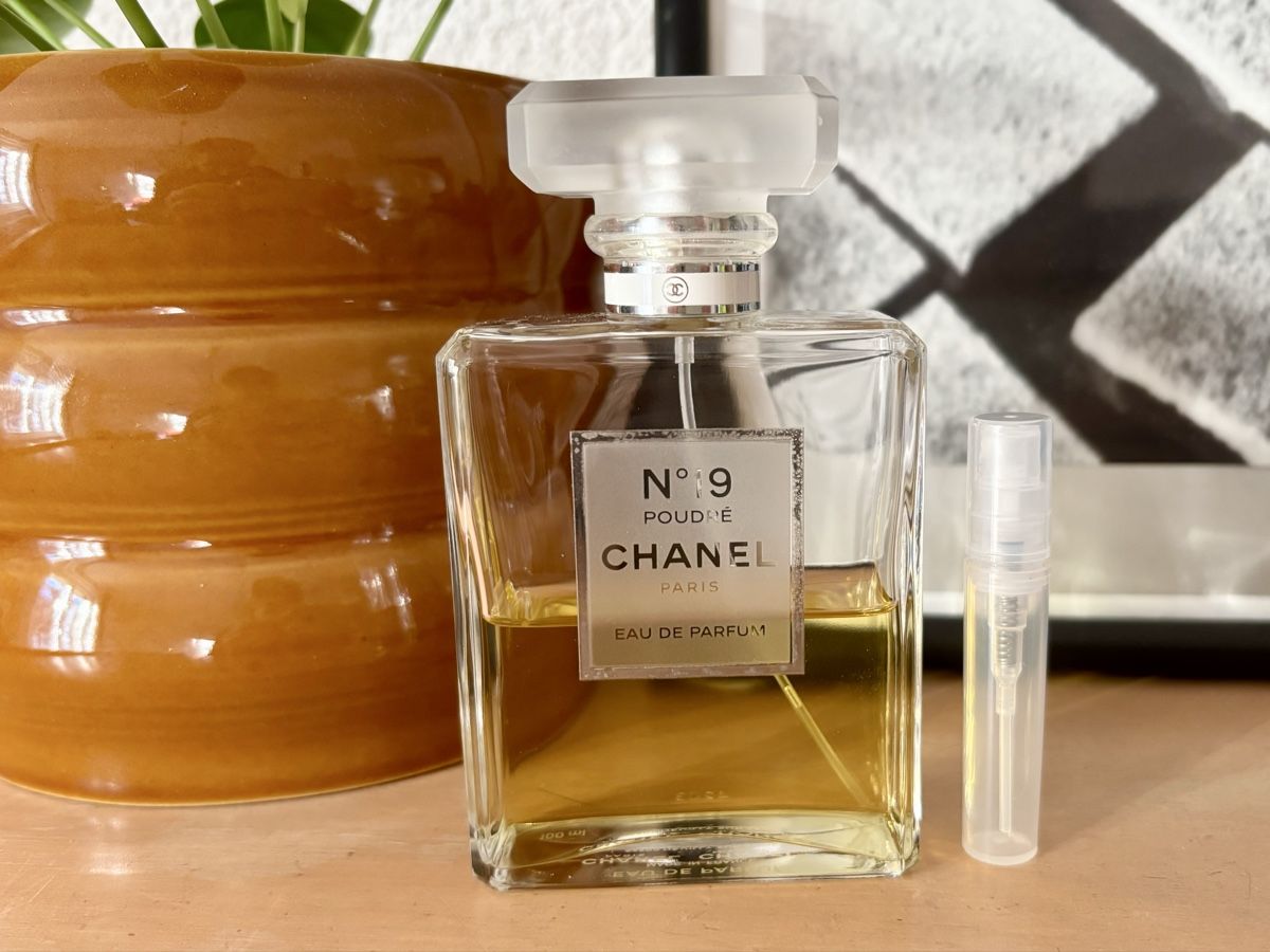 Chanel Profumi & Eau de Toilette: Chanel No. 19 Poudre 1.5ml – Usato da Bern venduto da Nspc
