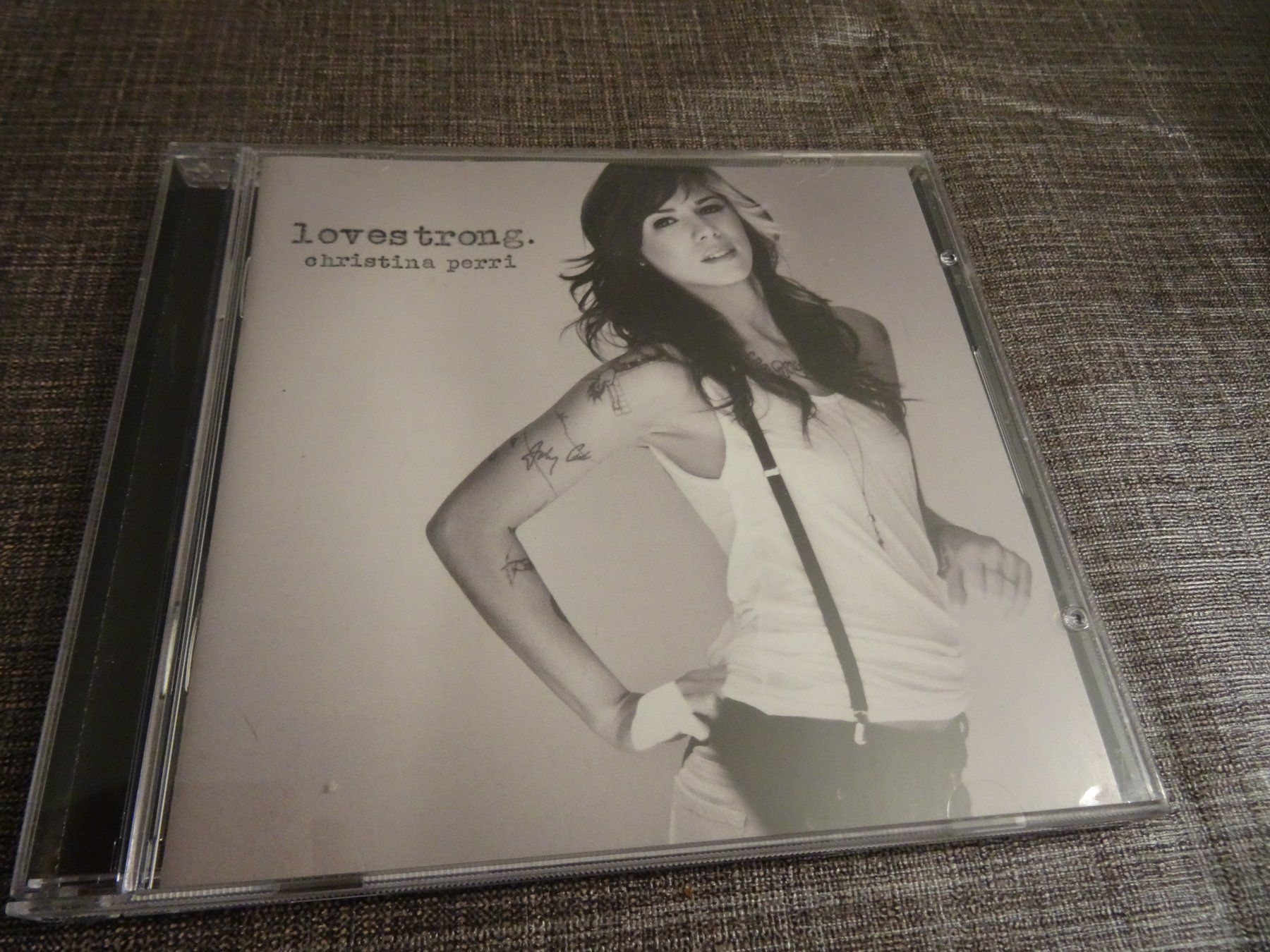 CD: Christina Perri - lovestrong. CD - – Usato da Olten venduto da Disc-Ausverkauf