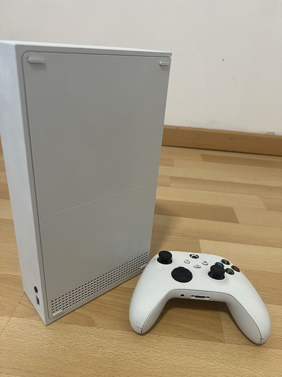 Microsoft Console: Xbox Series S avec manette et cables – Usato da Martigny venduto da Piepie77zoo 1
