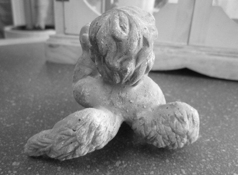 Figuren: Liegender Engel in Betonoptik – Gebraucht aus Bischofszell von Pfau0 4