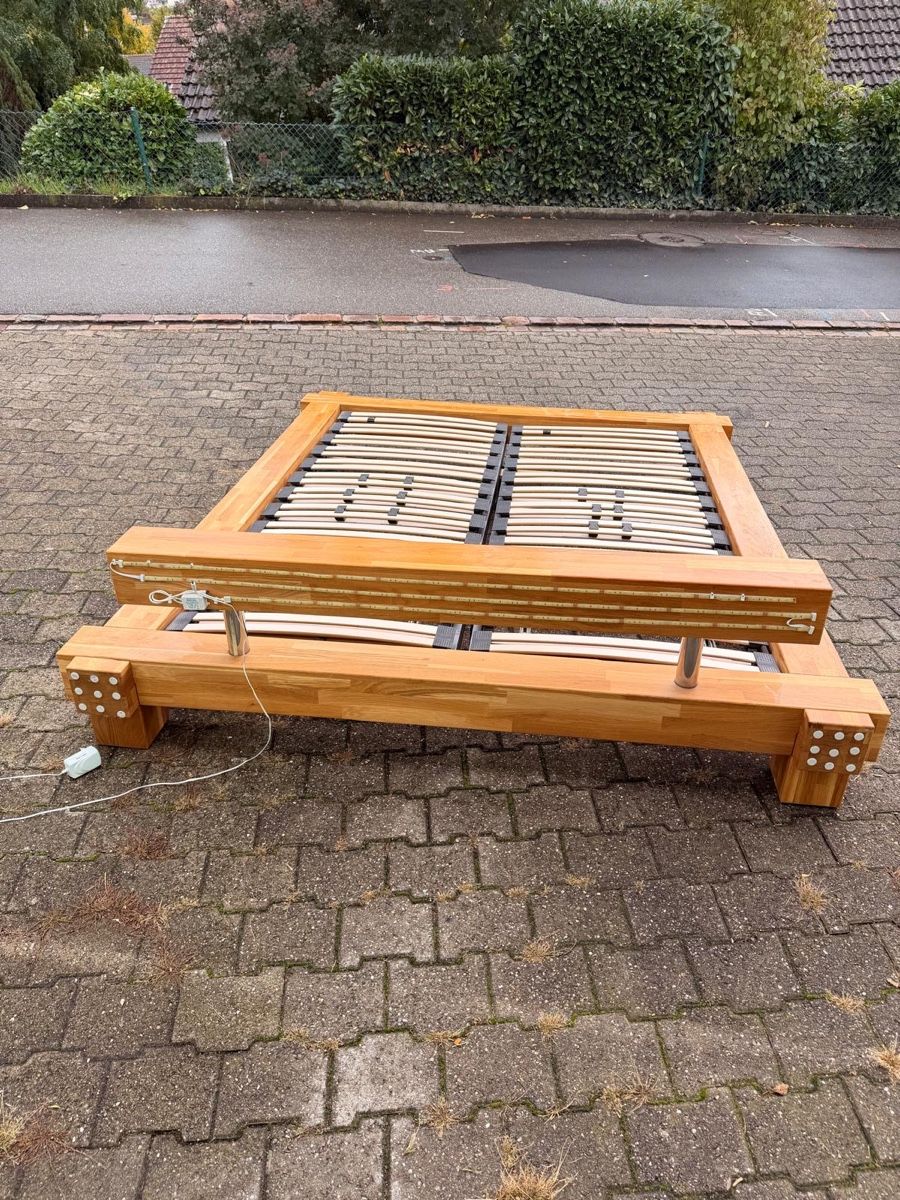Lits: Holz Bett – D'occasion à Staufen par MFRS 2