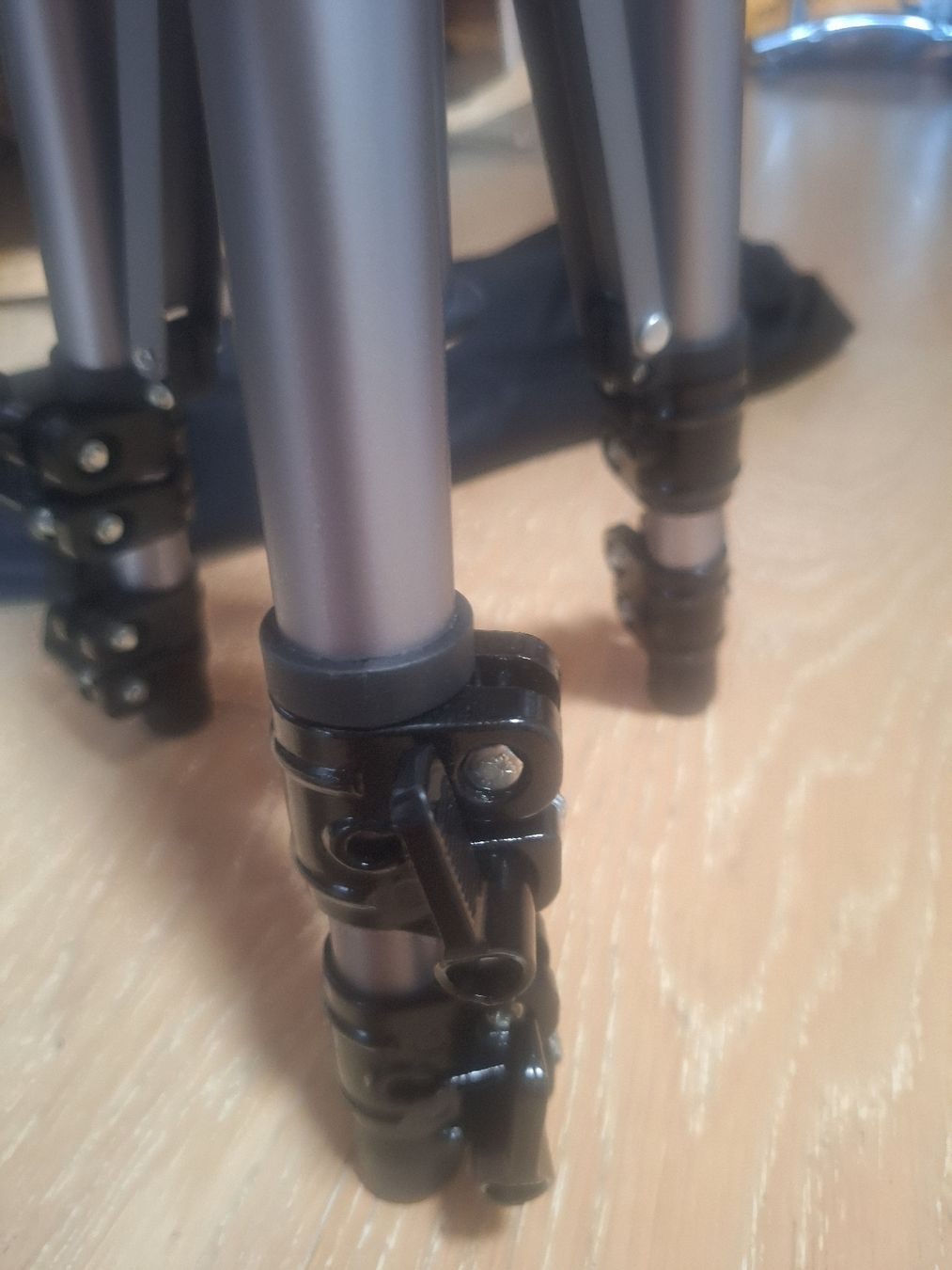 Treppiedi & Teste: Walimex WAL-612 Stativ  – Usato da Crans VD venduto da Yobia8 2