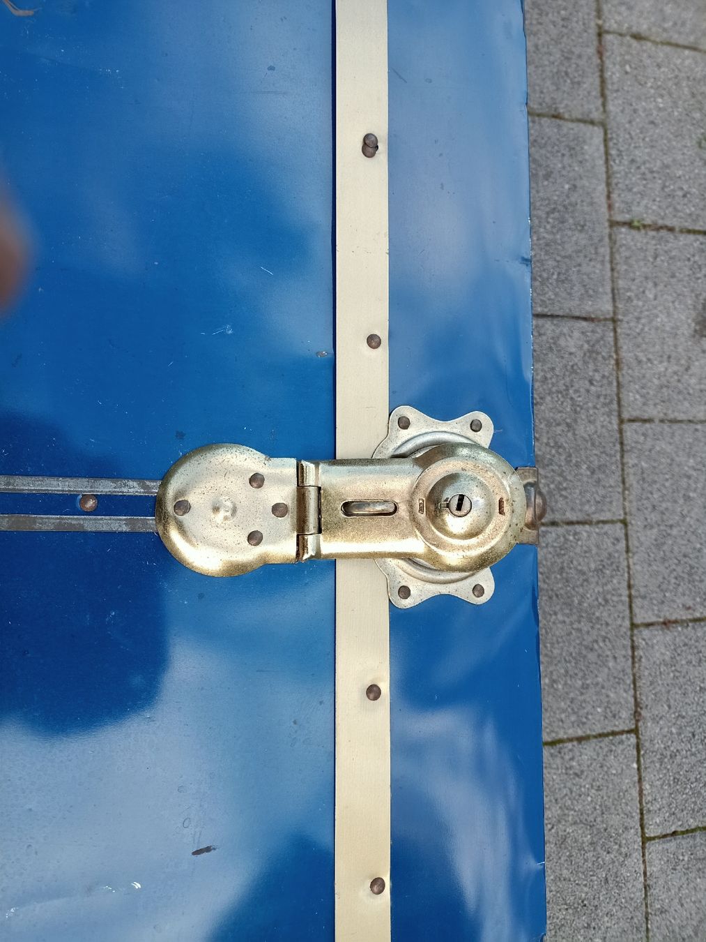 Cassapanche: Antiker Überseekoffer Metall, Oldtimer, Dekoration – Difettoso da Flamatt venduto da Marpou 4