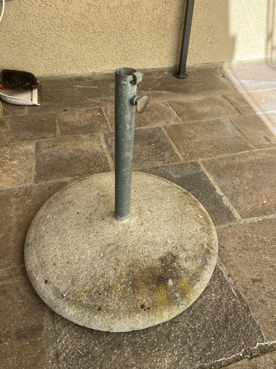 Autres: Schirmständer mit Betonsockel 50 cm – D'occasion à Bachenbülach par damime1 1