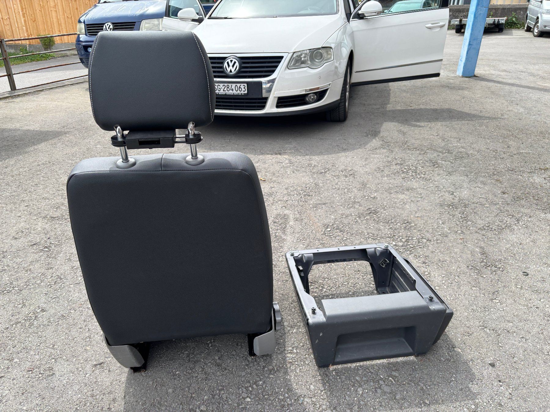 VW Tutti pezzi di ricambio auto: VW T5 neu bezogener Beifahrersitz mit Konsole – Usato da Gams venduto da mir_n5kk 4
