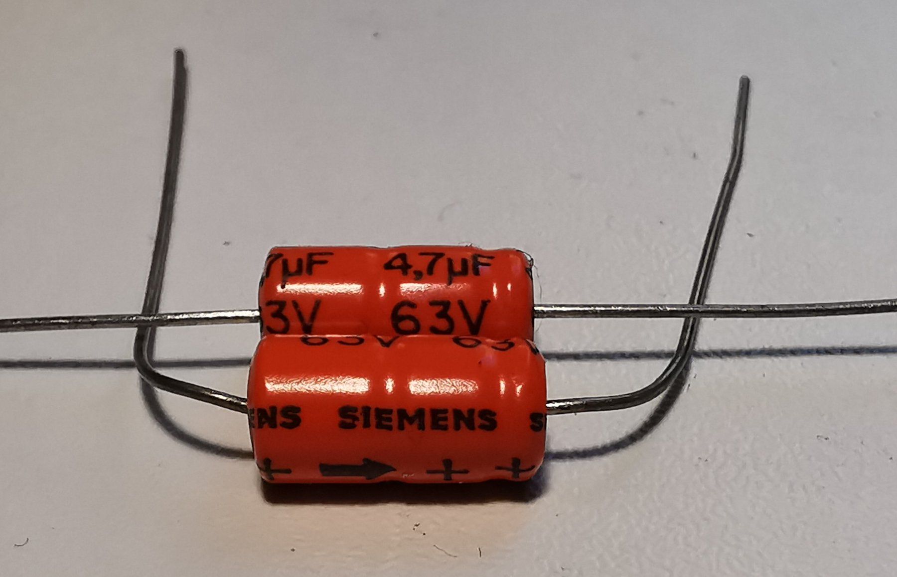 Siemens Elektronikbauteile: Elco Siemens 4.7µF 64 Volt – Neu (gemäss Beschreibung) aus Oberwangen b. Bern von Vittorio0 2