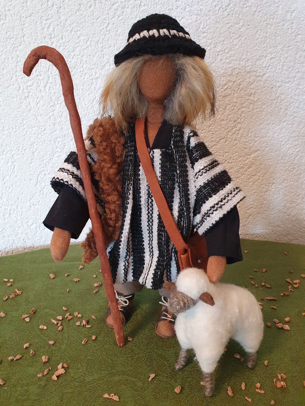 Statuette: Krippenfigur Schwarzenberg: Hirte mit Schaf – Nuovo e nell'imballaggio originale da Oberwangen b. Bern venduto da Mesimo 2