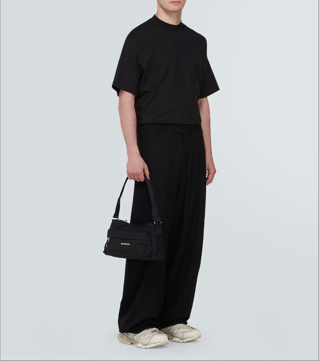 Balenciaga T-shirt: BALENCIAGA Unisex Plain Black Oversized Tshirt – Usato da Münchenstein venduto da B771