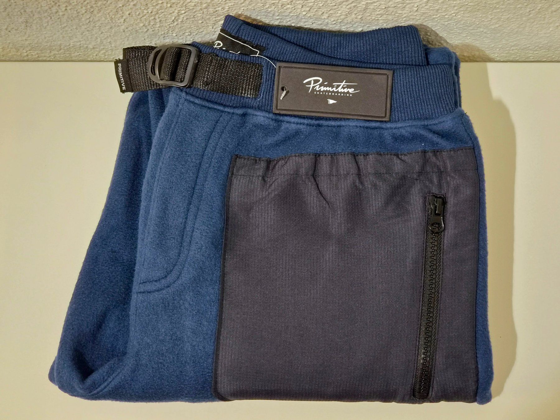 Pantaloni: Fleece-Jogginghose in Dunkelblau – Nuovo e nell'imballaggio originale da Zürich venduto da New_username