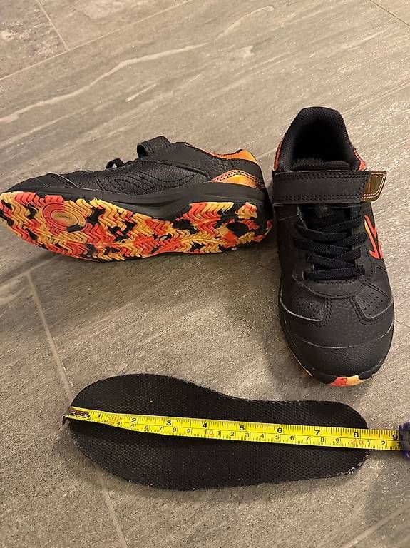 Scarpe per ragazzi: Hallenturnschuhe Gr33/34 – Usato da Kirchlindach venduto da fecop