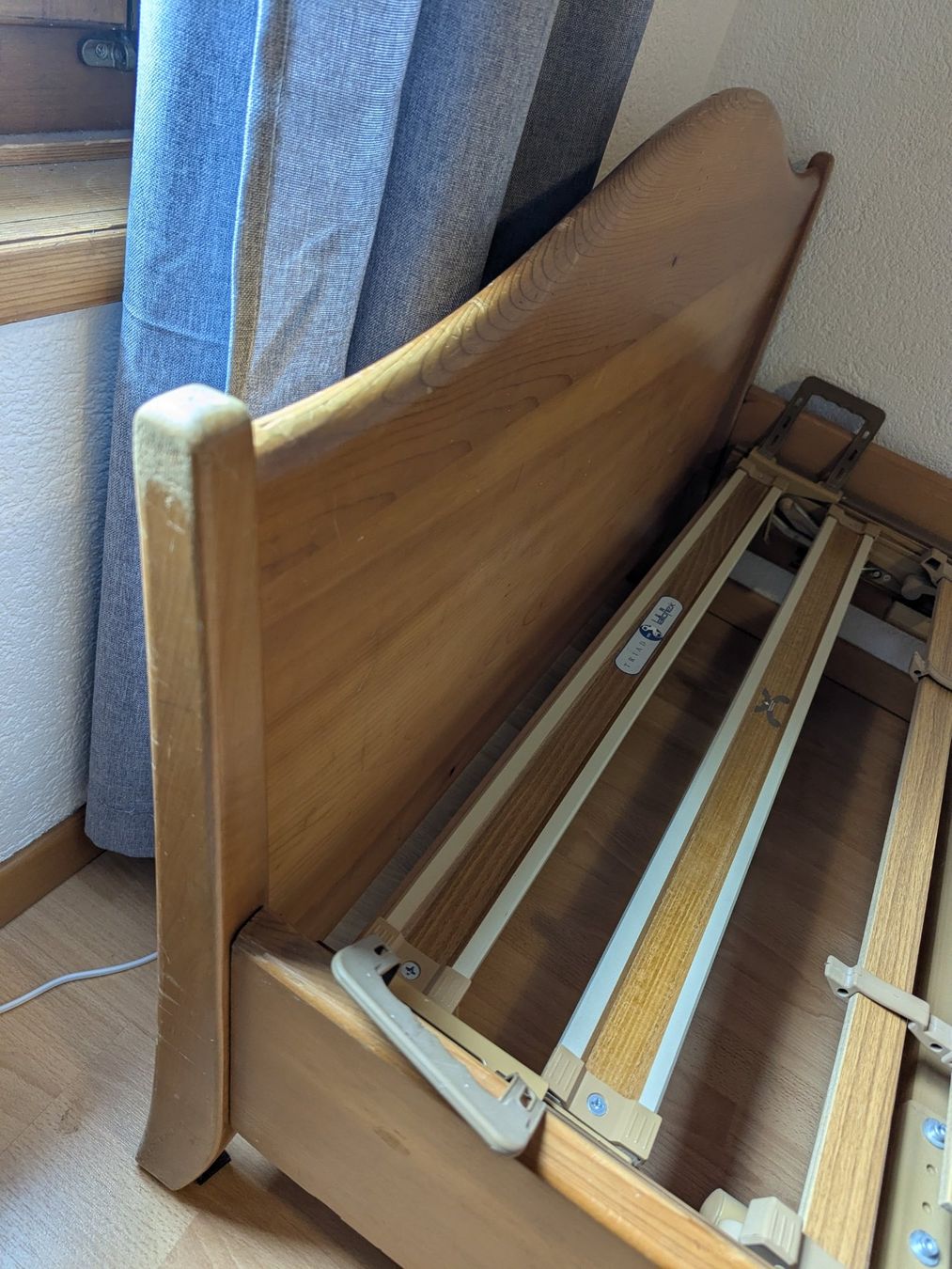 Betten: Massivholz Einzelbett, Naturholz – Gebraucht aus Biel/Bienne von tom_5jfw 5