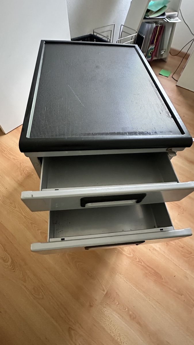 Banconi: Rollcontainer 4 Schubladen Metall grau gebraucht – Usato da Adliswil venduto da Csw 2