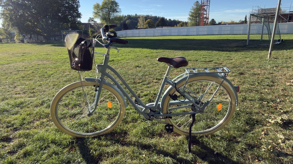 Decathlon Vélos: Cityfahrrad hellblau mit Korb – D'occasion à Aathal-Seegräben par lavendelspray 1