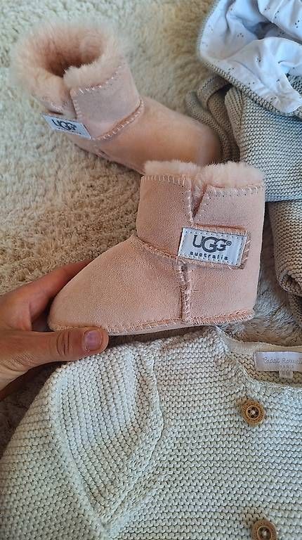 Lotti & Set di vestiti: Babykleidung & UGG Schuhe NEU – Usato da Rüti ZH venduto da la-93 2