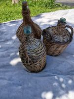 3 alte Weinflaschen im Korb, dekorativ, Vintage Style