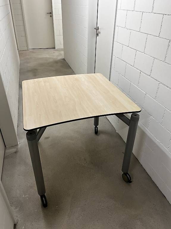 Tables: Quadratischer Bürotisch – D'occasion à Dietikon par mfl_zyz6