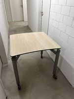 Quadratischer Bürotisch
