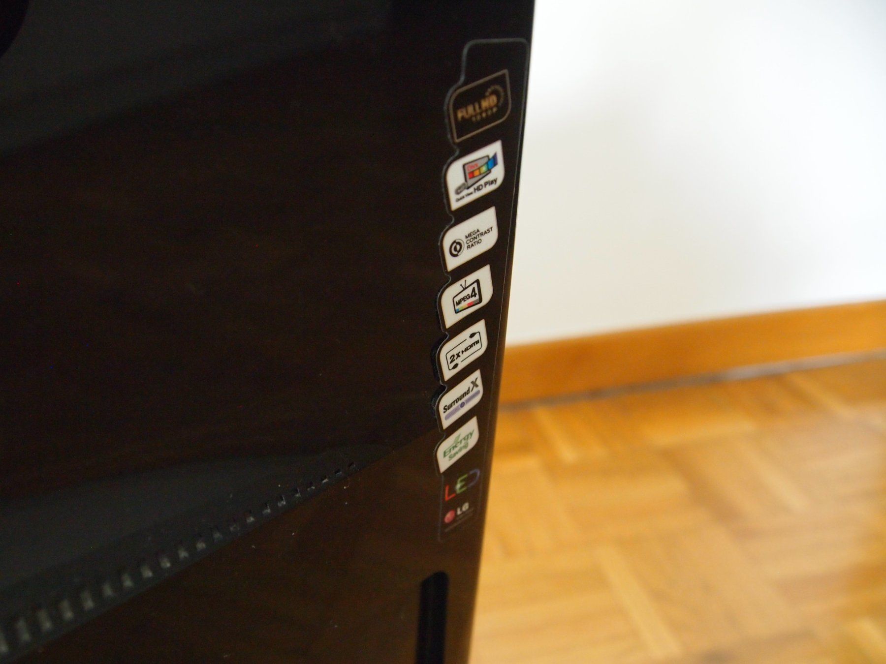 LG Televisori: Écran LG Flatron 22EA53 27" - Parfait éta – Usato da Plan-Les-Ouates venduto da Sky17 4