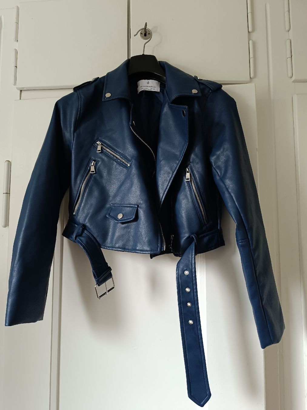 Stradivarius Giacche: Blaue Kunstlederjacke im Biker-Look, Grösse L – Nuovo (secondo la descrizione) da Zürich venduto da salsera44