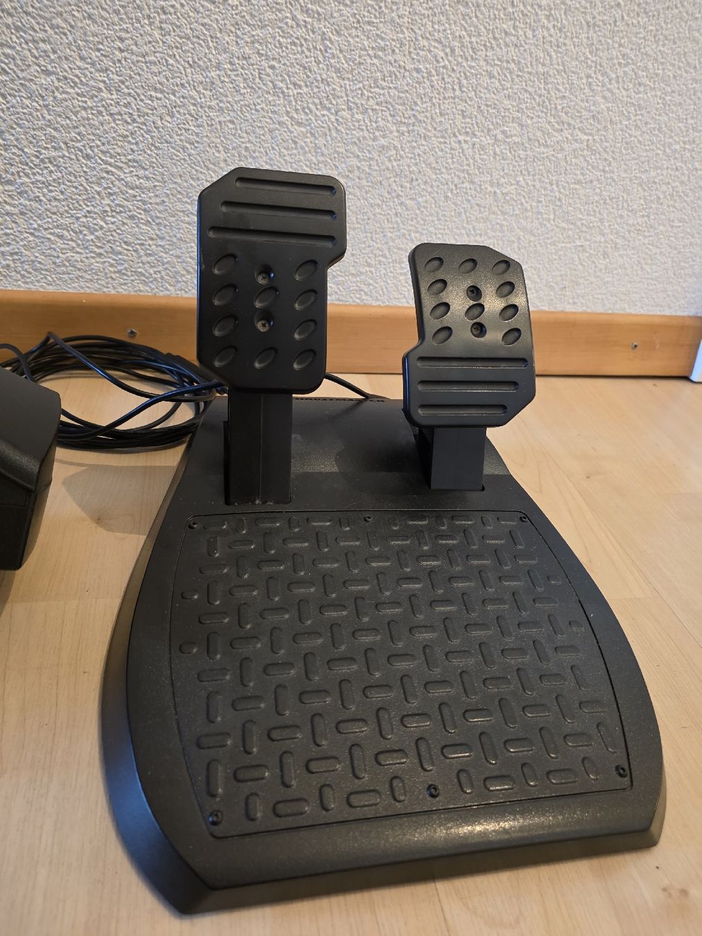 Thrustmaster Controller: Thrustmaster Ferrari Force Lenkrad Xbox / PC – Neu (gemäss Beschreibung) aus Bibern SO von SV3NSATii0N3LL 3