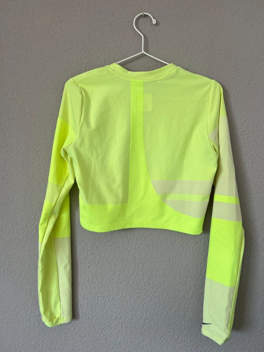 Nike Top: Nike Cropped Long-Sleeve Top, Size M – Usato da Muri b. Bern venduto da SigridW 1