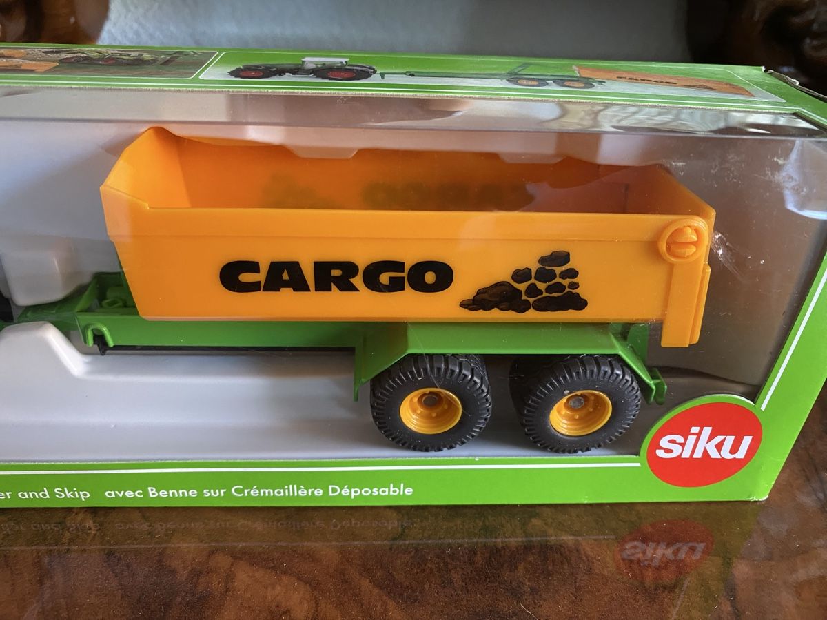 Siku Modellini d'auto: Siku Traktor mit Anhänger  – Nuovo e nell'imballaggio originale da St. Margrethen SG venduto da Alfista_159 2