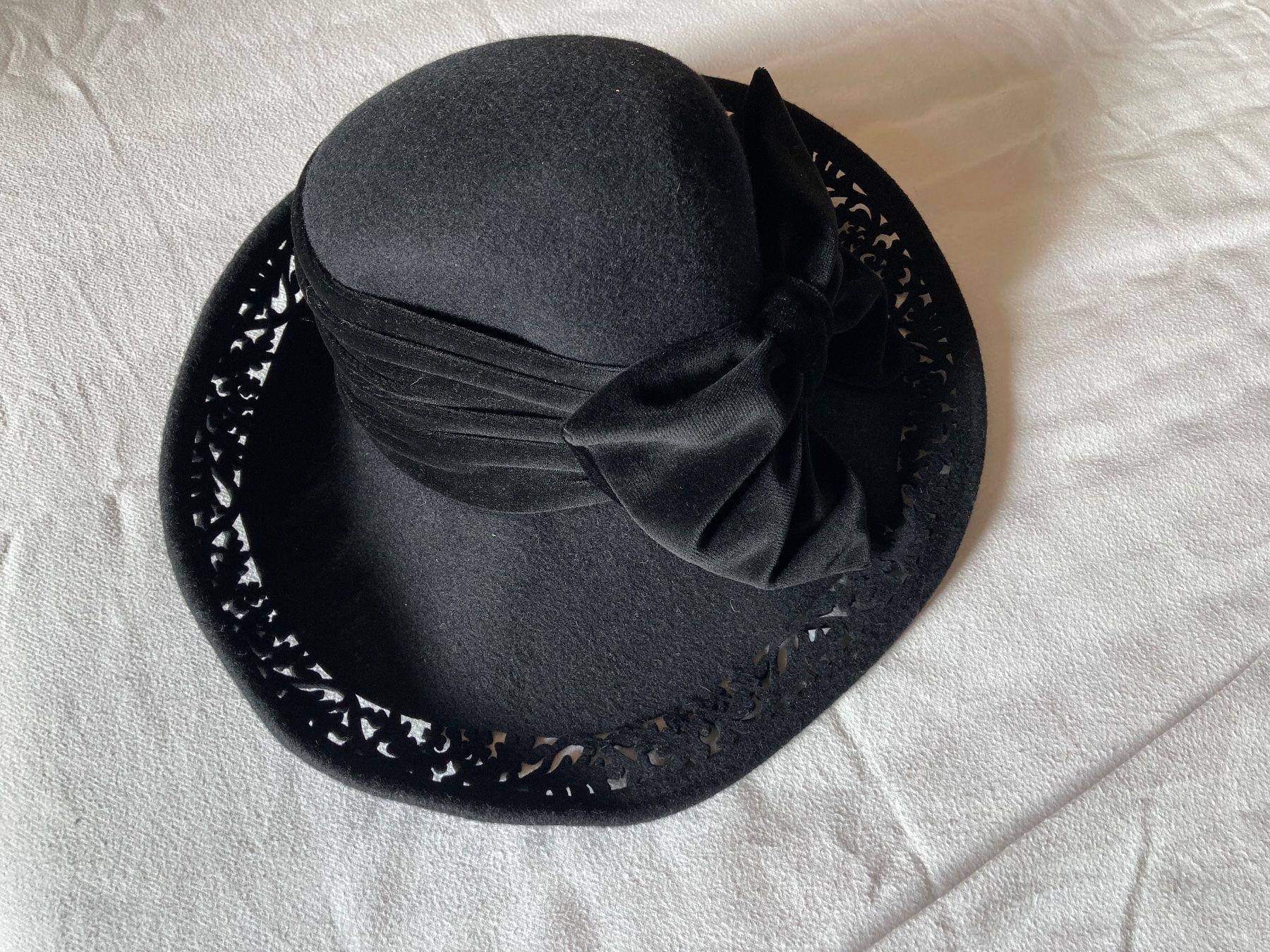 Hüte, Mützen & Caps: Damenhut schwarz elegant – Gebraucht aus Münchenstein von Connyj