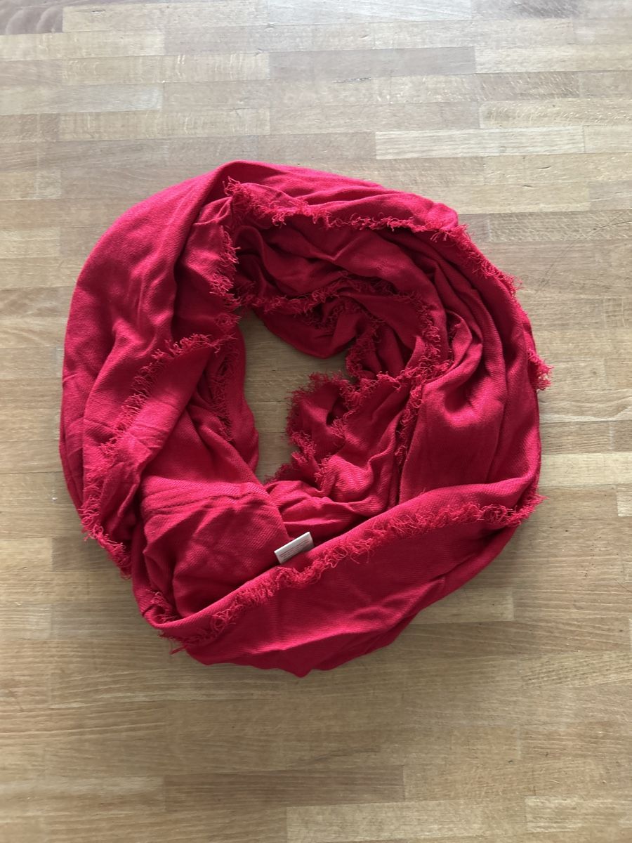 Codello Foulard & Sciarpe: Codello Loop Schal Rot, neuwertig! – Usato da Langnau im Emmental venduto da Iriss