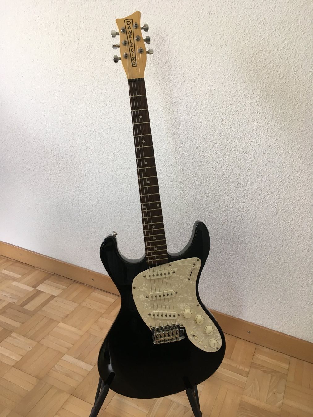 Danelectro Musikinstrumente: Danelectro Danoblaster Innuendo: Kult-Gitarre mit 4 Effekten – Gebraucht aus Luzern von Madvibe