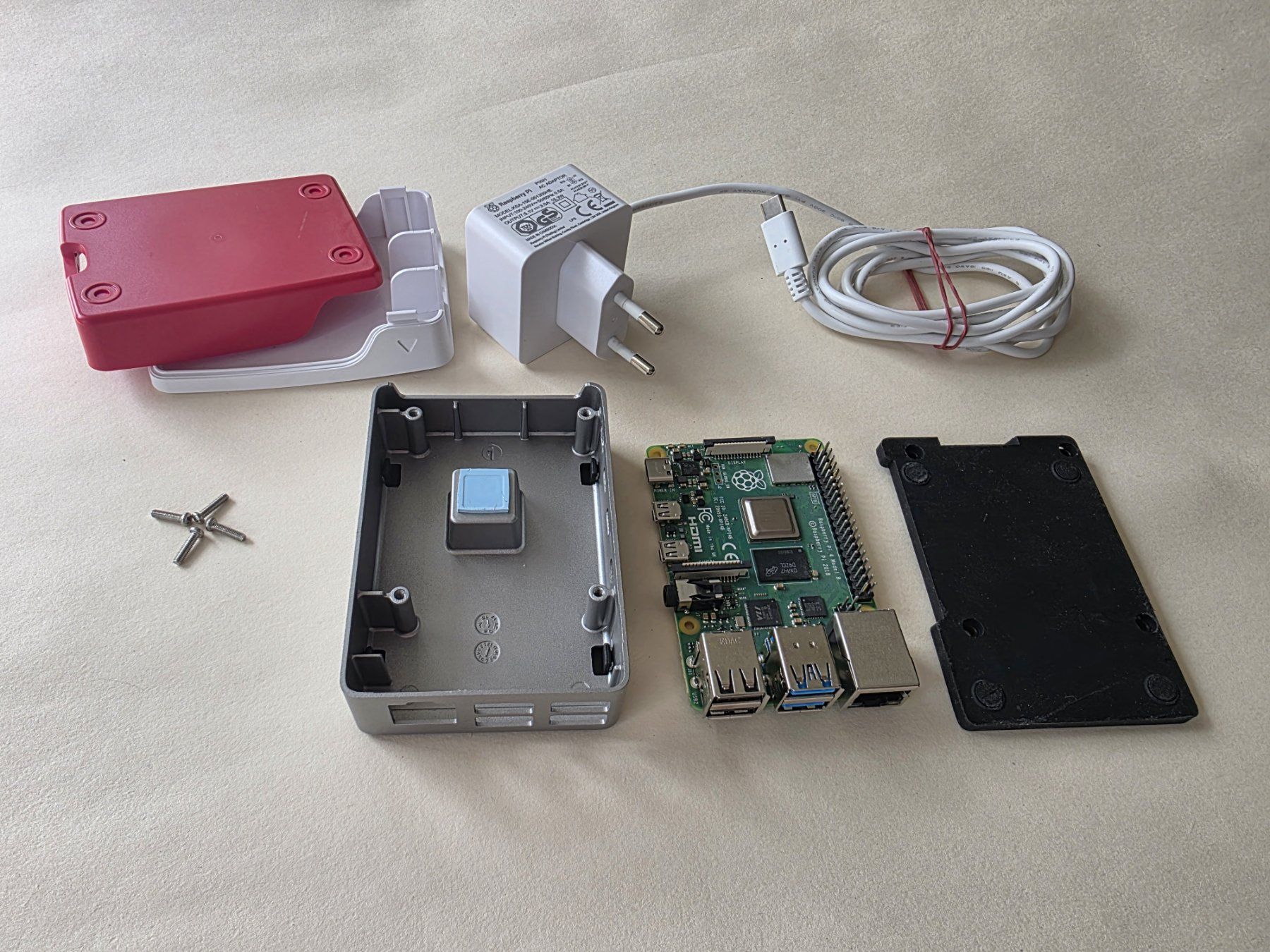 Raspberry Pi PC: Raspberry Pi 4B - 8GB RAM, FLIRC Case, Original Netzteil – Usato da Müllheim Dorf venduto da paped