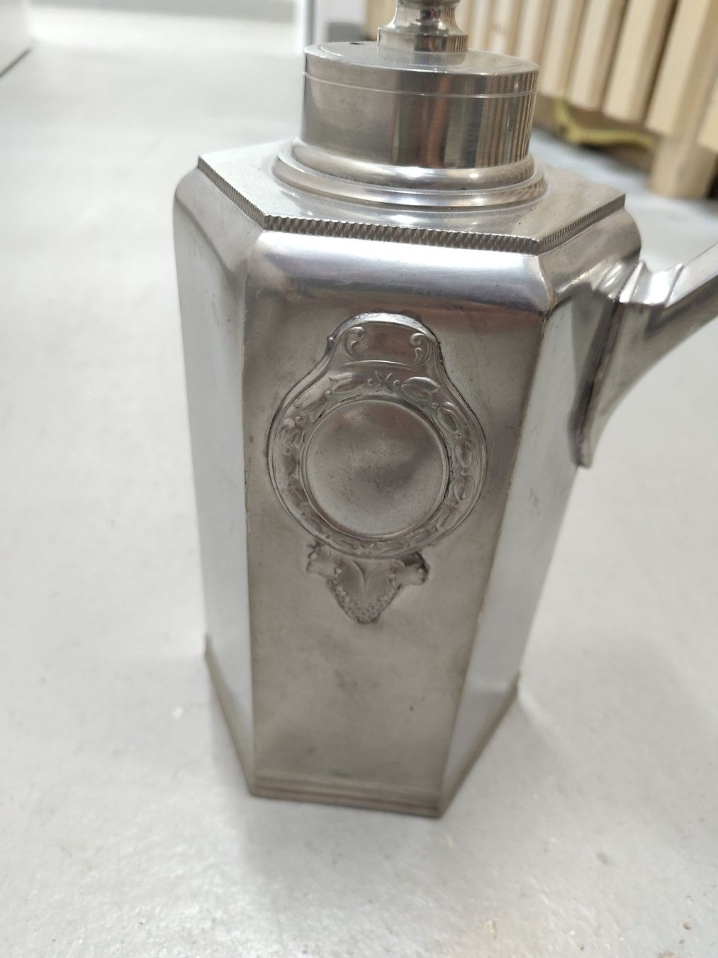 Caraffe: Zinnkrug mit Wappen – Usato da Ronco sopra Ascona venduto da ghurli 1