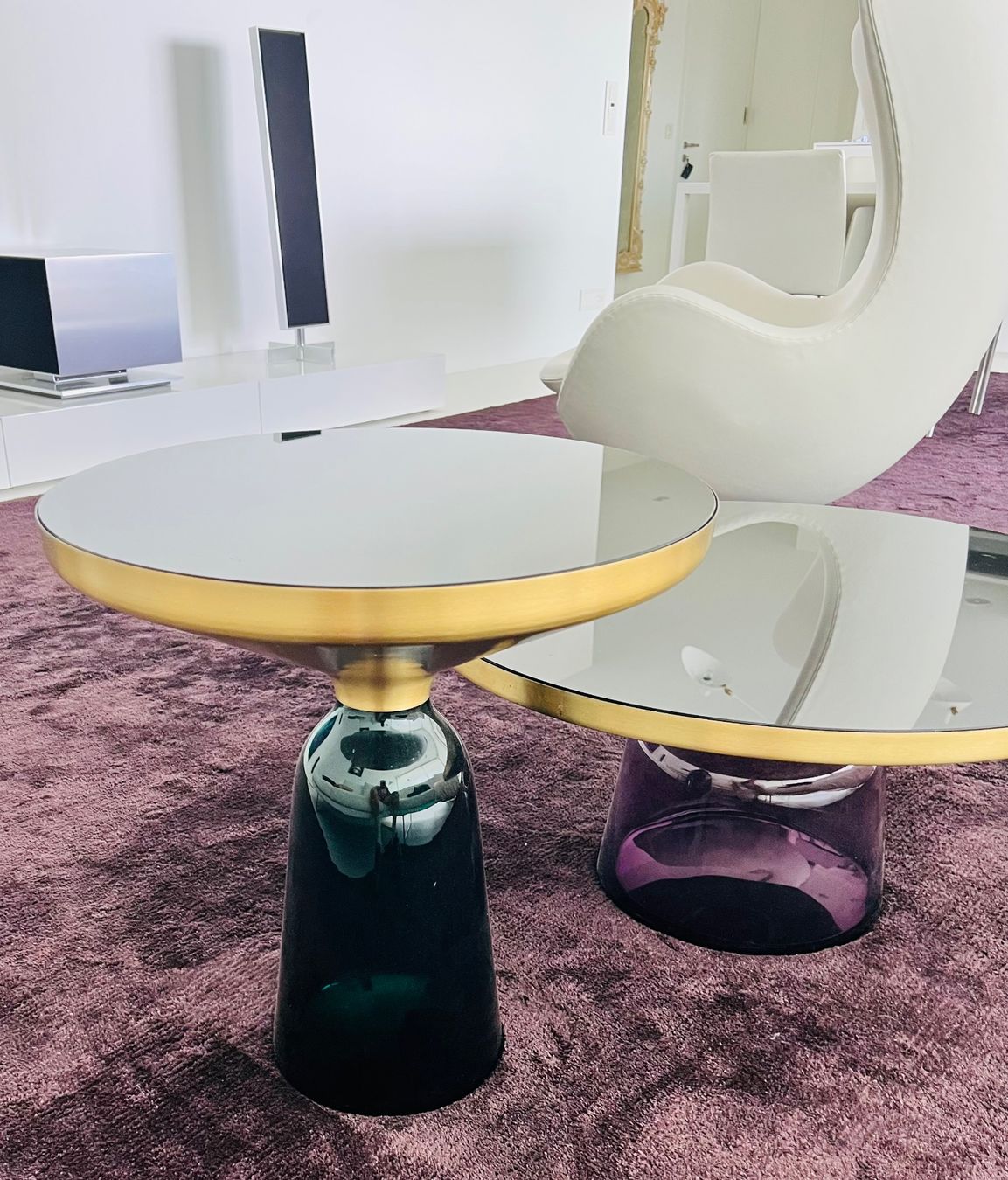 Set di tavolo e panche: 2xClassiCon Bell Table - Sebastian Herkner, Amethyst&Smaragd – Usato da ZUG venduto da sch_xpf5 2