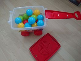 Farbige Plastikbälle in Box mit Räder zum Ziehen