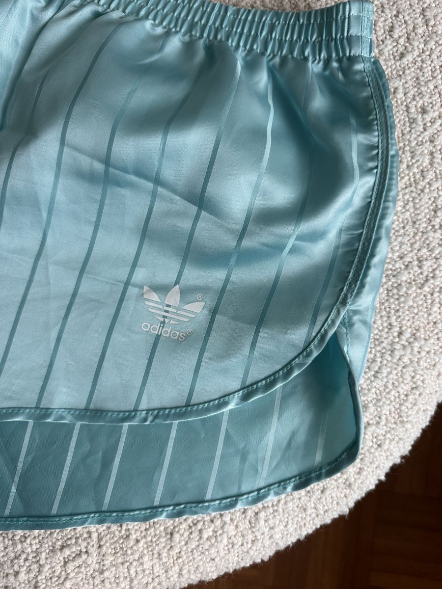 Adidas Pantaloni: Vintage Adidas Runner-Shorts hellblau – Usato da Baden venduto da Marytumby 1