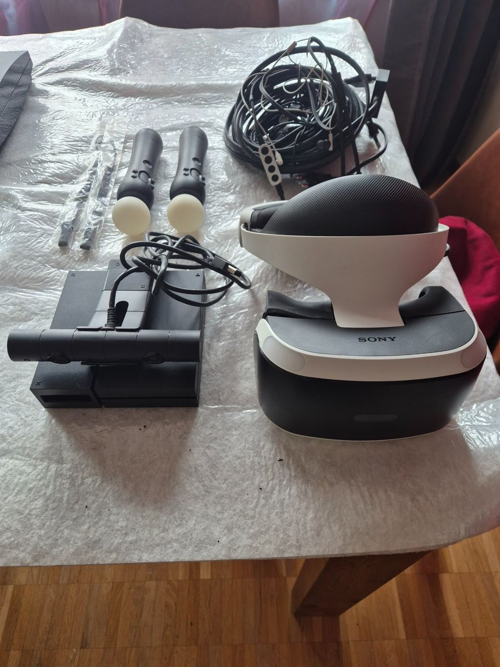 Sony Casco VR: Casque VR PS4 avec manettes et jeux – Usato da Puplinge venduto da ghi_r2p6