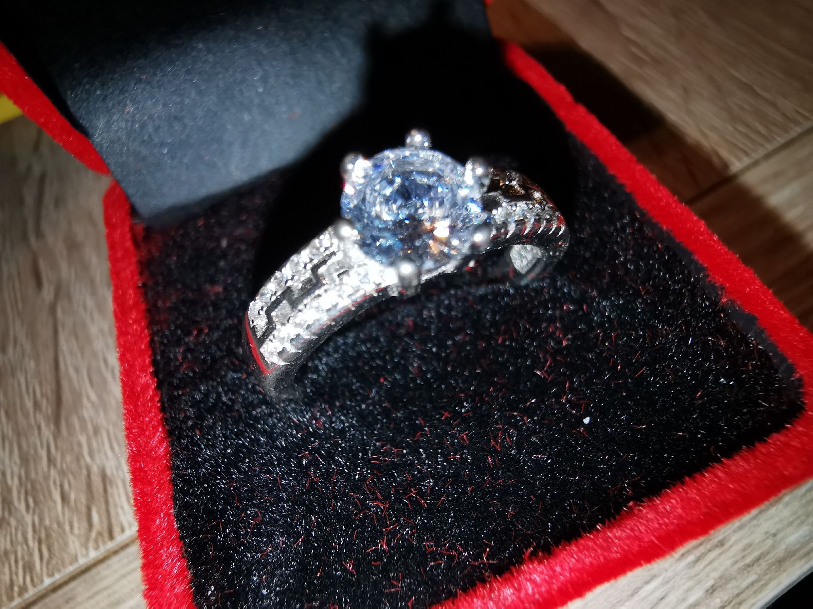 Anelli: Damen Ring aus Silber mit Zirkone. – Nuovo e nell'imballaggio originale da Schlieren venduto da vlalif 2