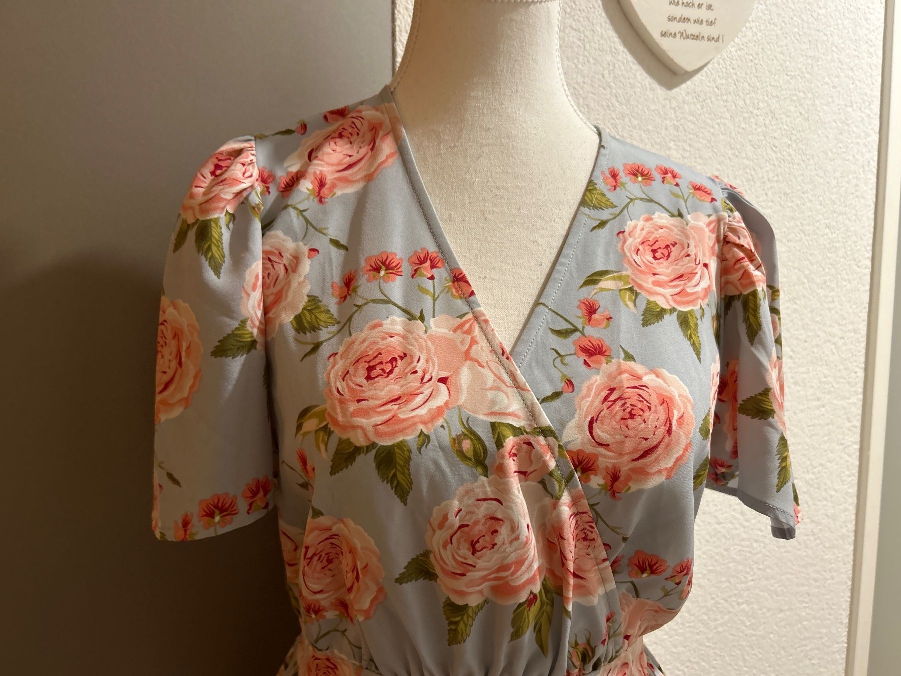 Vila Chemisiers: Kurzarm Bluse mint mit Rosenmuster von Vila  Gr. 36 – D'occasion à Brunnen par Nala2929 2